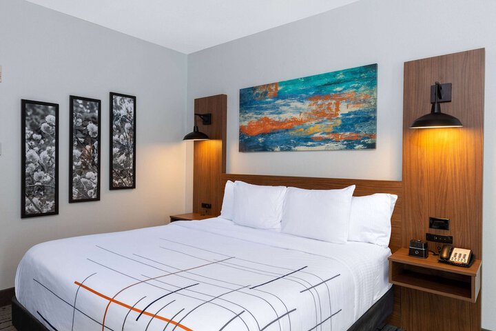 1 King Bed (3 of 17)