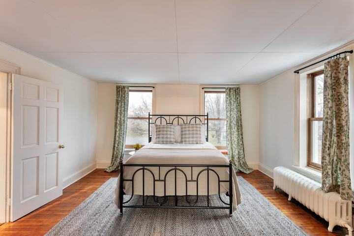Room 4 of 28