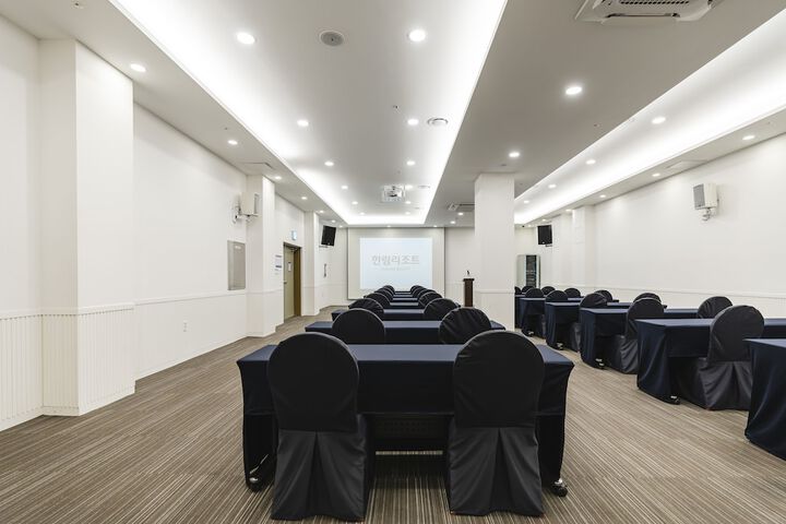 Ballroom/Hall 96 of 110