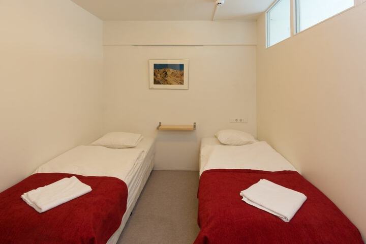 Room 8 of 76