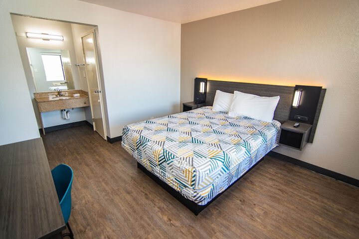 1 Queen Bed (13 of 19)