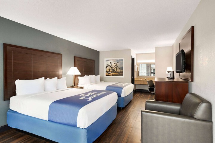 1 Queen Bed (2 of 6)