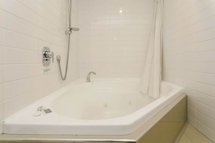 Room 166 of 200