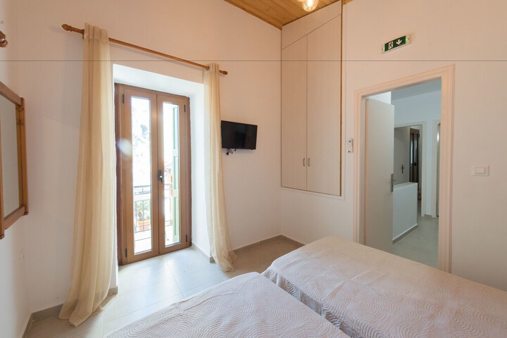 Room 6 of 15