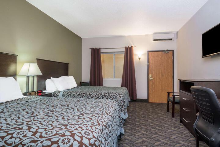 1 Queen Bed (3 of 13)