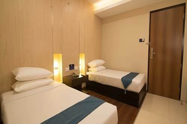 Room 10 of 31