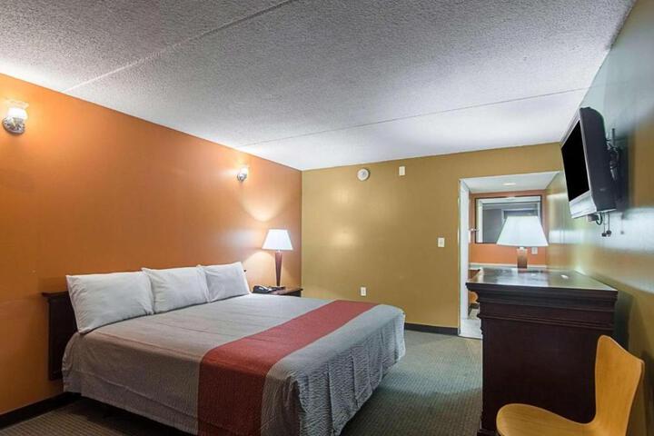 1 King Bed (2 of 14)