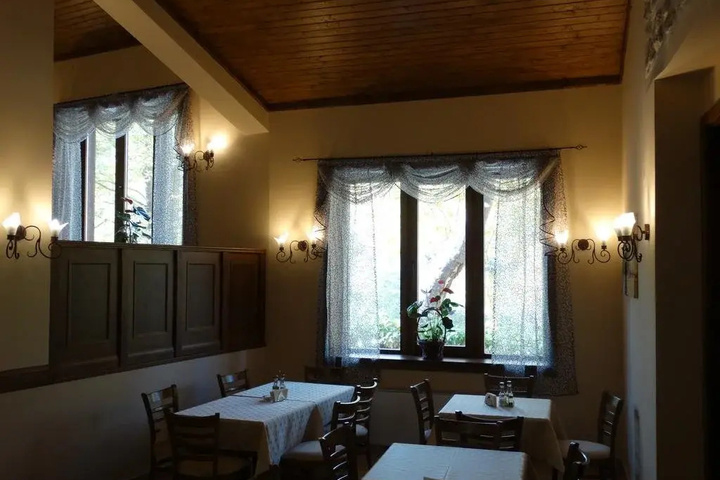 Dining 15 of 17