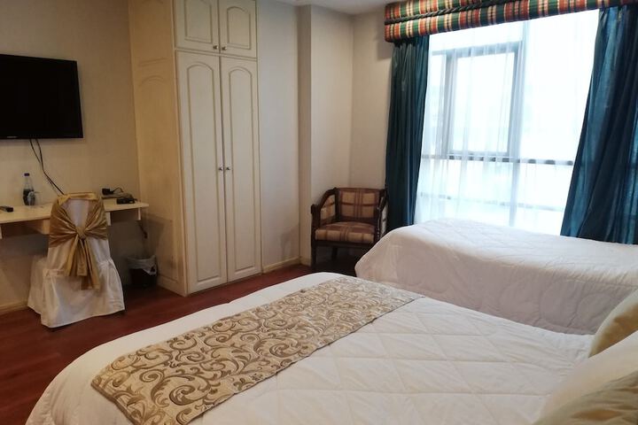 Room 4 of 10