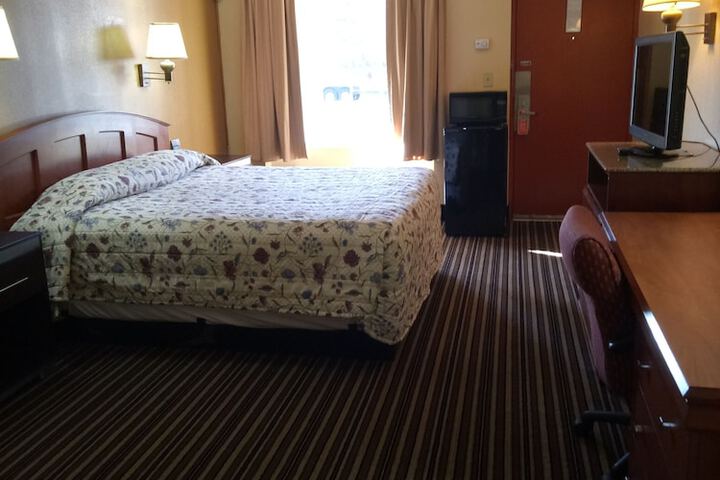 Queen Bed Accessible (9 of 9)
