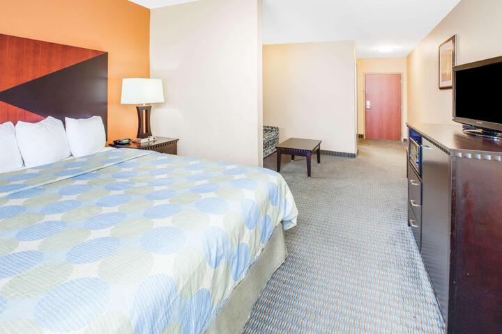 1 King Bed | (8 of 11)