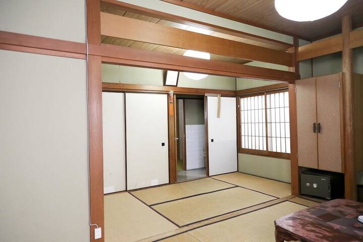 Room 13 of 40