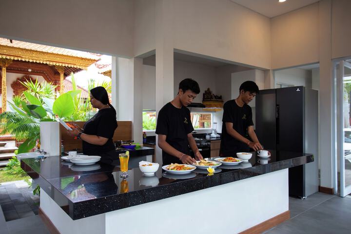 Dining 30 of 43