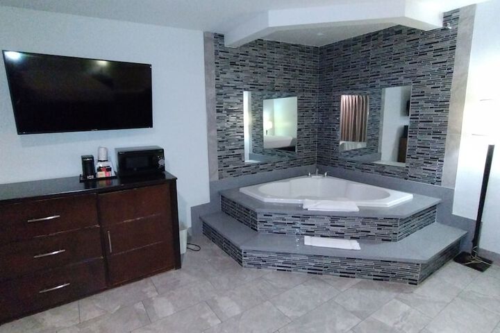 1 King Bed (4 of 18)