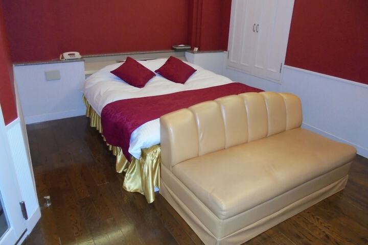 Room 9 of 34