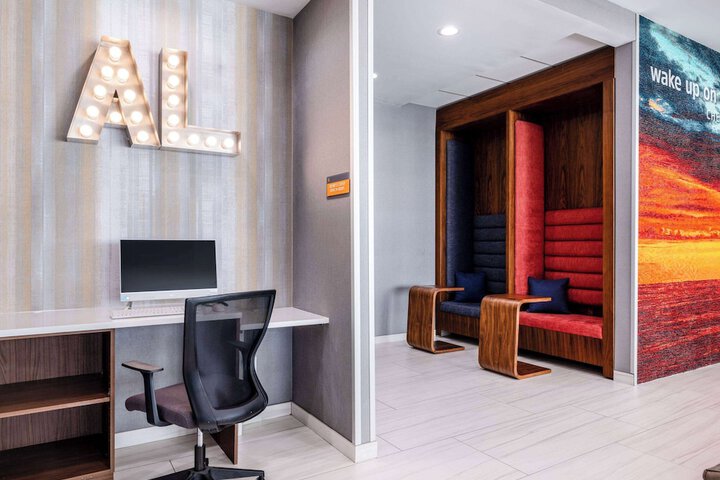 Business Center 38 of 40