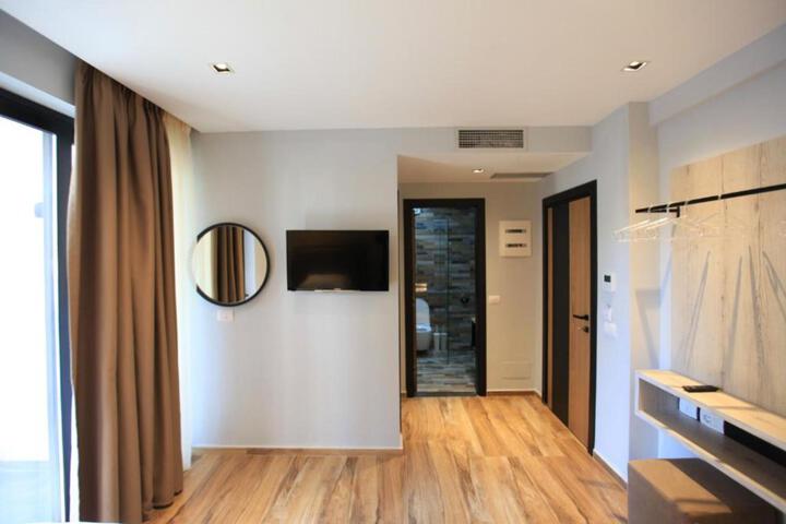 Room 43 of 143