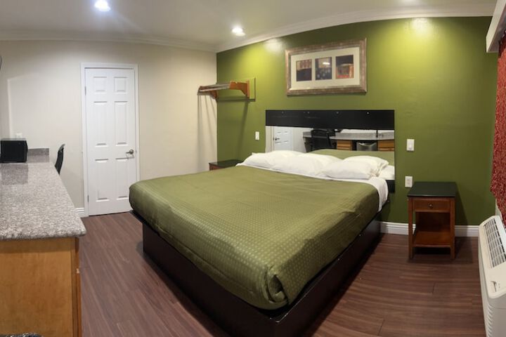 Deluxe King Bed (1 of 28)