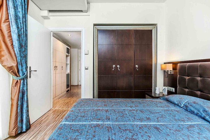 Room 33 of 90