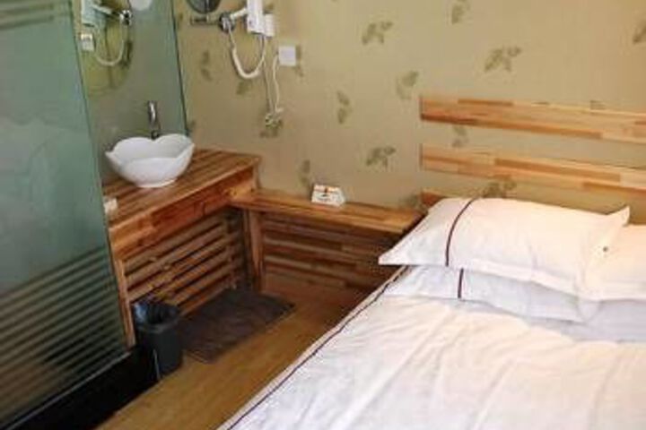 Room 6 of 8