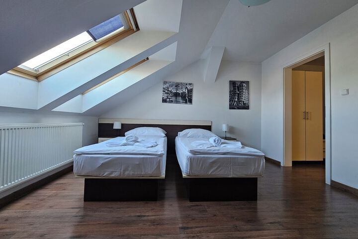 Room 27 of 40