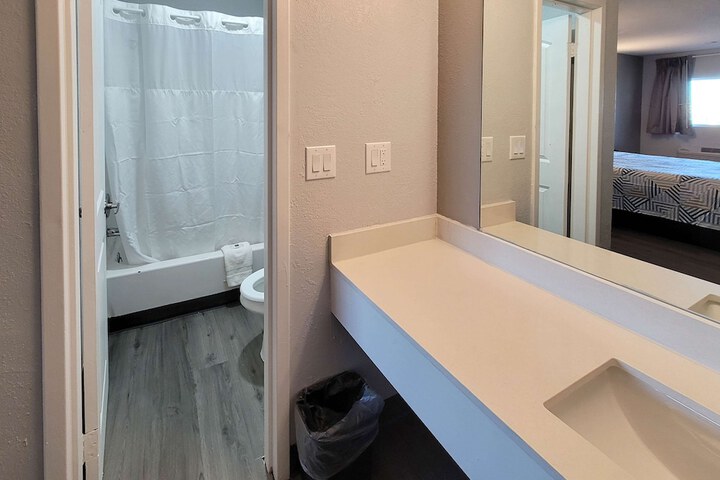 1 King Bed Micfridge (4 of 6)