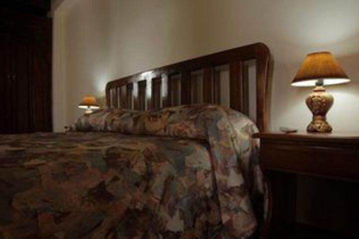 Room 4 of 8