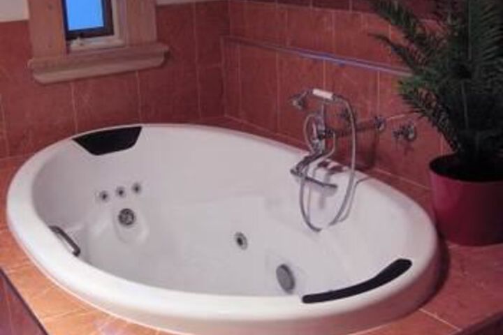 Hot Tub 7 of 10