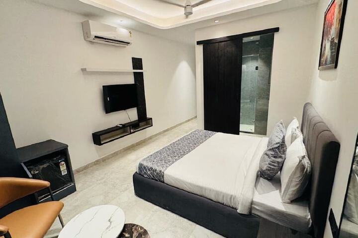 Room 13 of 32