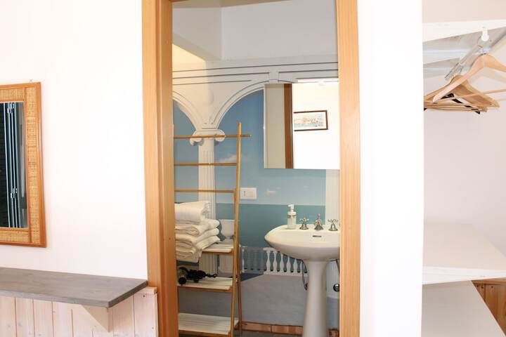 Room 32 of 199