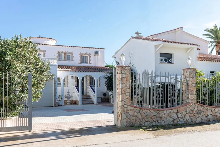 Holiday Home on a Canal With Private Swimming Pool and Mooring