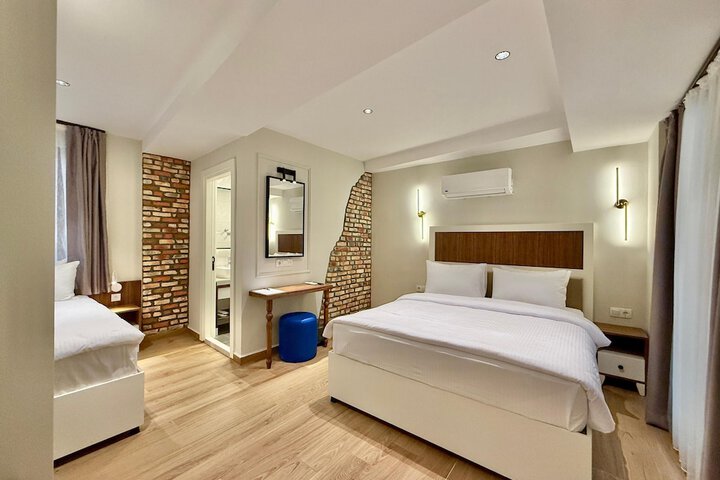 Room 12 of 126