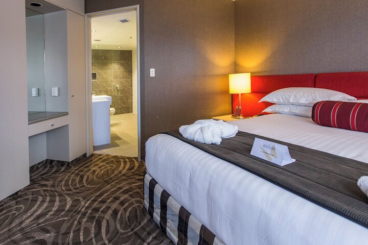 Room 27 of 100