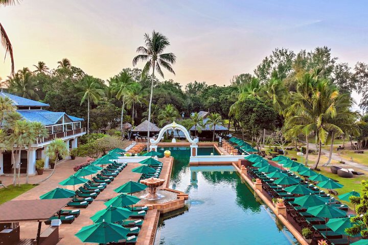 Hotel with Pool