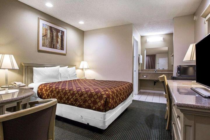 1 Queen Bed Accessible (5 of 5)