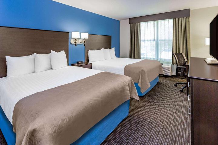 1 Queen Bed Accessible Room (1 of 9)