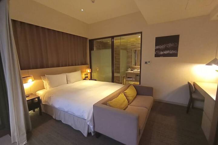 Room 17 of 33