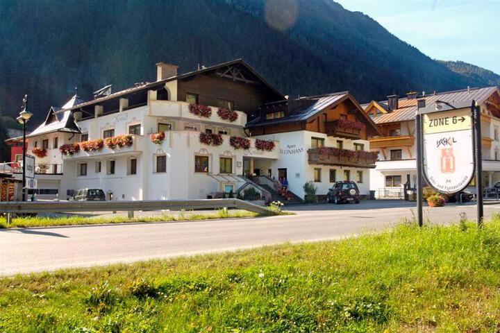 Hotel Kristall B & B