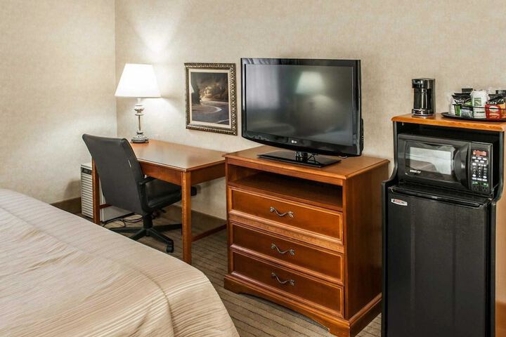 1 King Bed (6 of 10)
