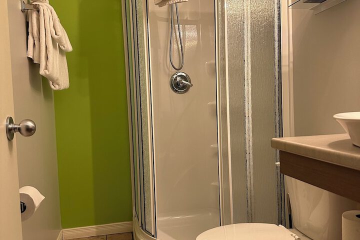 Room 100 of 144