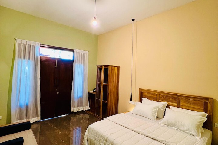 Room 4 of 12