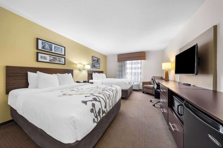 2 Queen Beds (8 of 9)