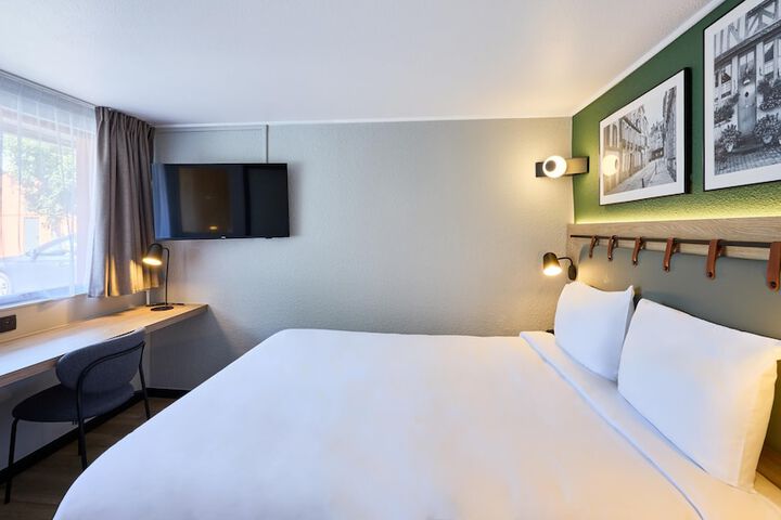 Room 10 of 42
