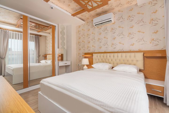 Room 6 of 150