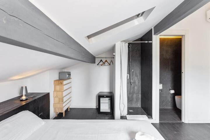 Room 5 of 9