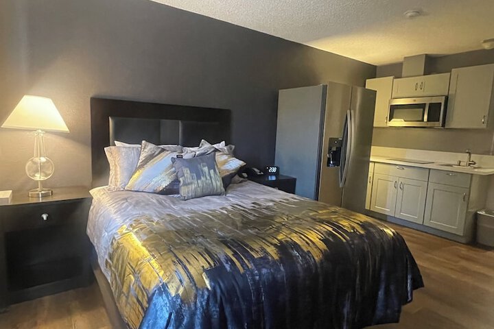 Single Queen Bed (2 of 7)