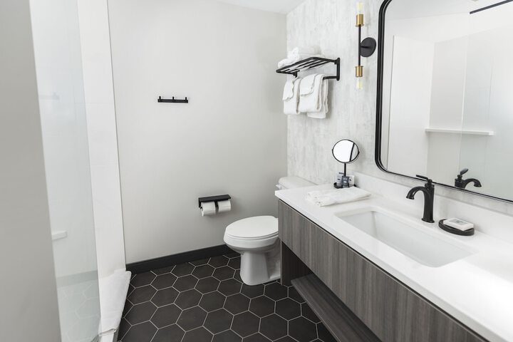 Standard Room, King or Two Doubles (2 of 14)