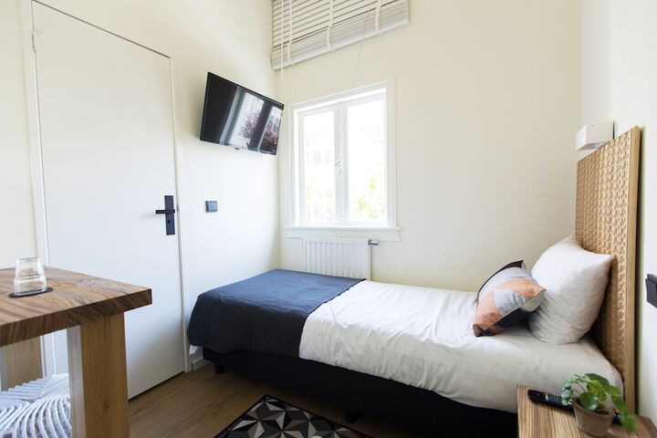 Room 42 of 100