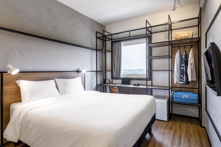 Room 14 of 42