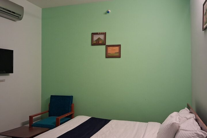 Room 4 of 63